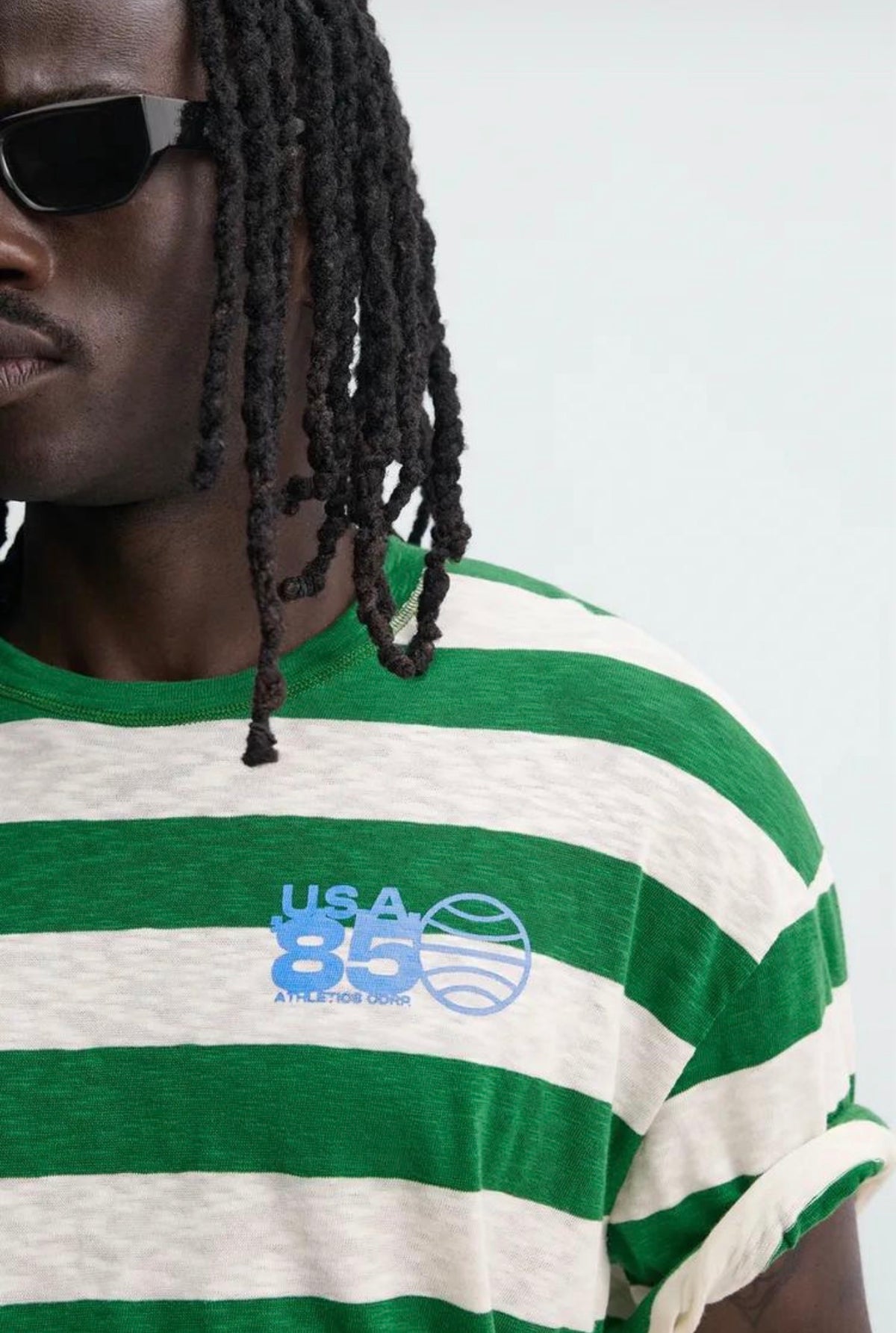 T-SHIRT MIT STREIFEN UND KONTRASTDRUCK